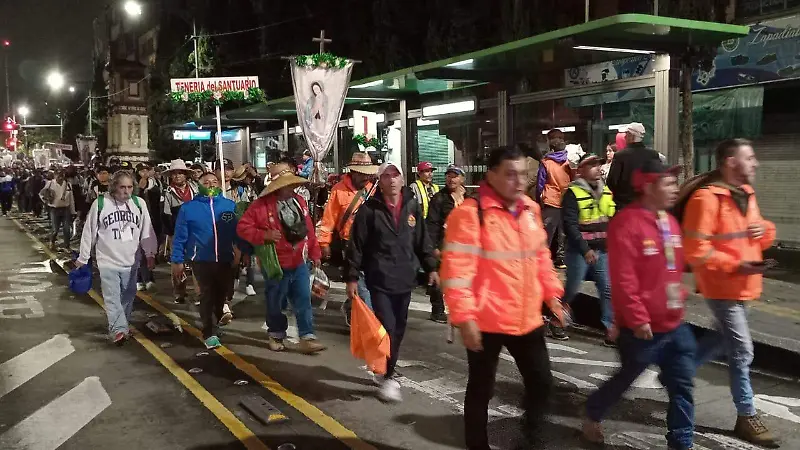 En su llega a la ciudad de México, despues de 10 dias de caminar